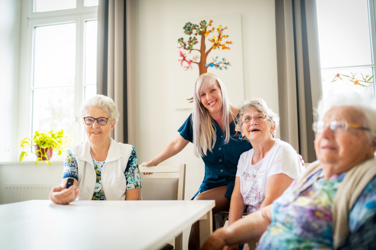 Pflegekraft mit Bewohner:innen