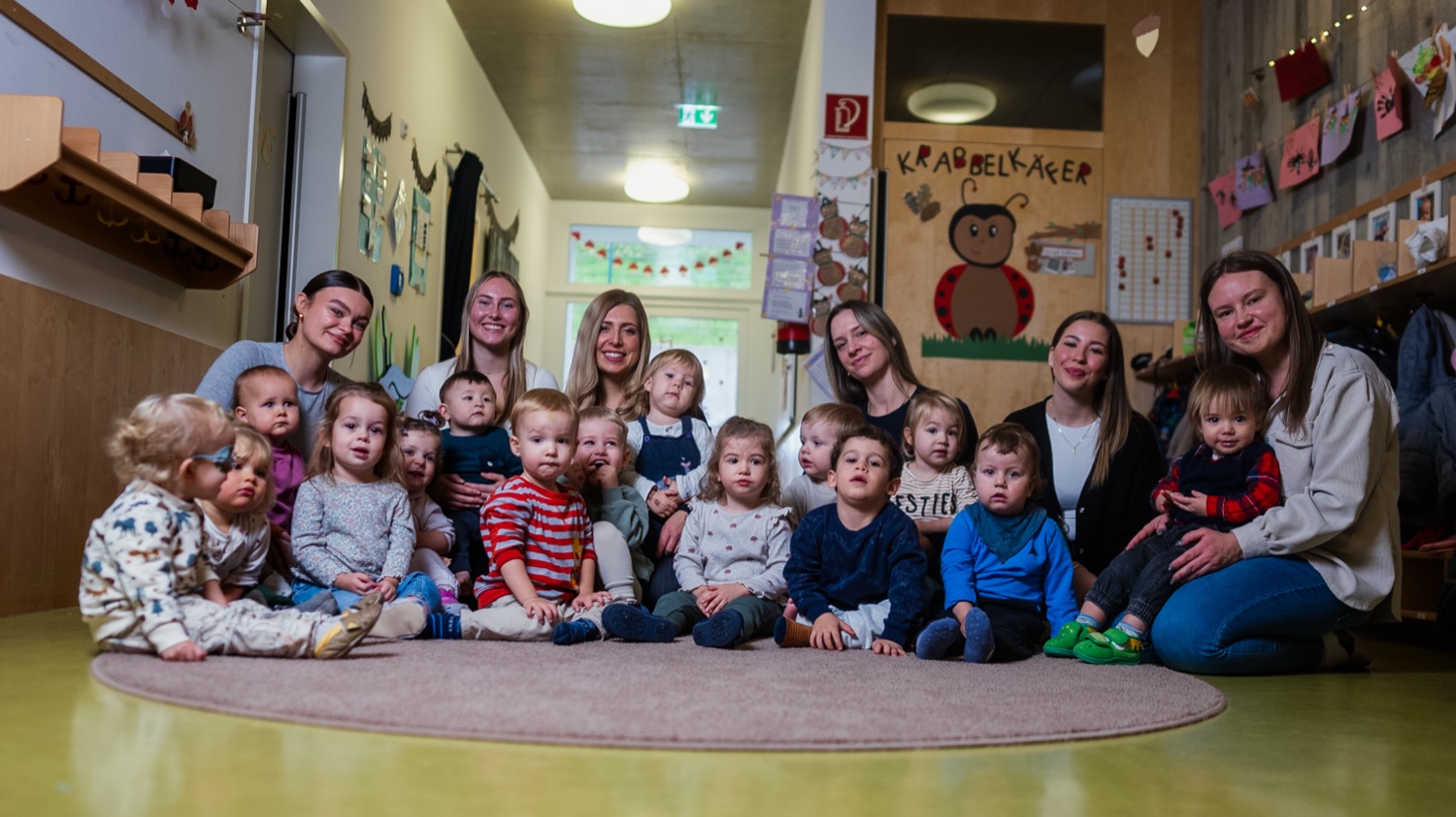 Erzieherin mit Kindern in der Kita